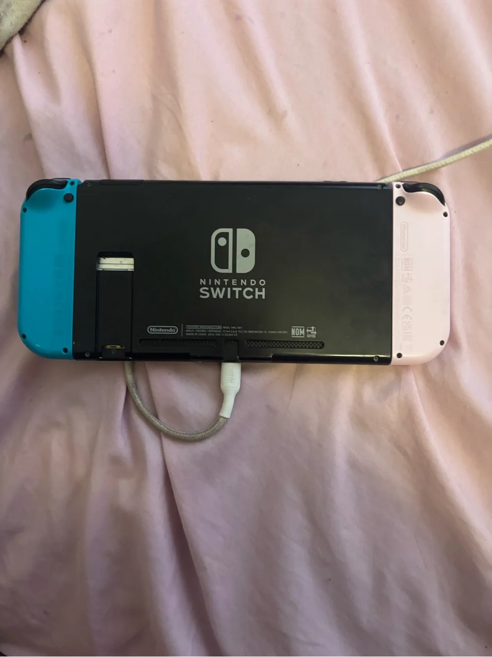 Fully workingNintendo Switch with White Left Joy-Con and Turquoise Right Joy-Con